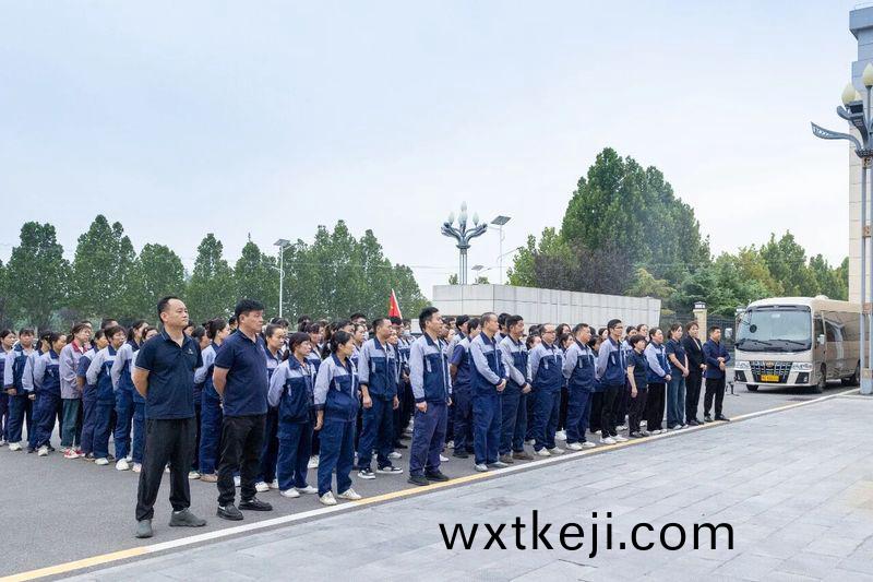 卓一牧業(ye)擧(ju)行國慶陞(sheng)旂儀式，共祝祖國緐榮昌盛！